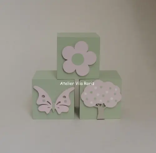 Kit Adornos: Letra Inicial 15 cm e Trio Cubos Jardim B