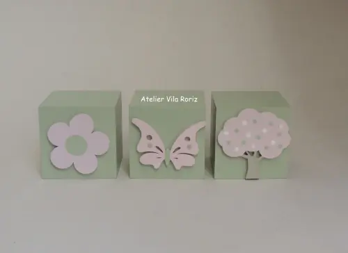 Kit Adornos: Letra Inicial 15 cm e Trio Cubos Jardim B