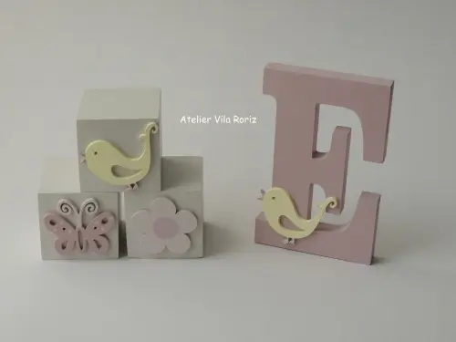 Kit Adornos: Letra Inicial 15 cm e Trio Cubos Jardim C