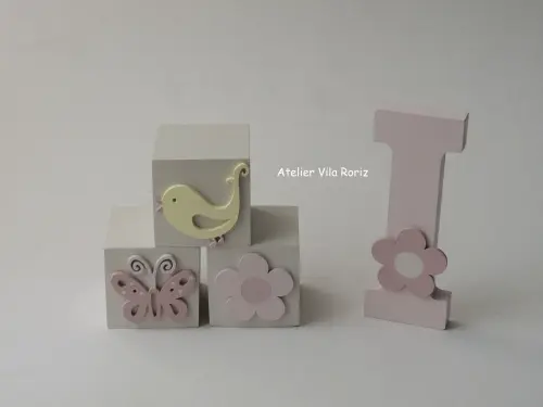 Kit Adornos: Letra Inicial 15 cm e Trio Cubos Jardim C