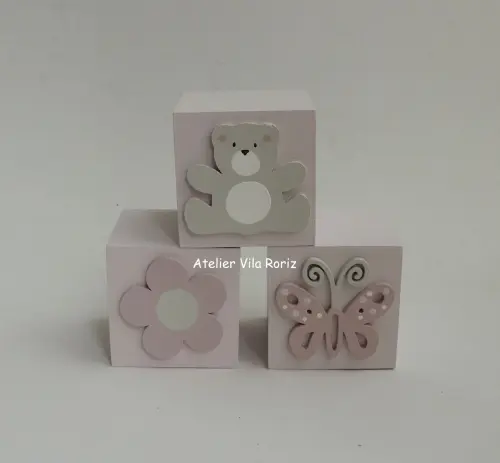 Kit Adornos: Letra Inicial 15 cm e Trio Cubos Jardim D
