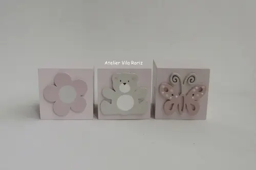 Kit Adornos: Letra Inicial 15 cm e Trio Cubos Jardim D