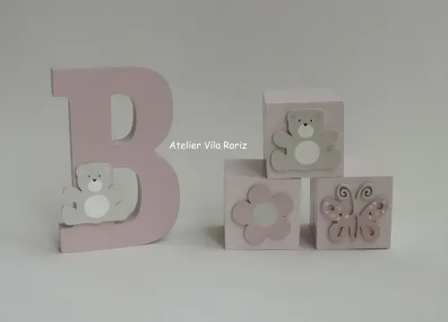 Kit Adornos: Letra Inicial 15 cm e Trio Cubos Jardim D