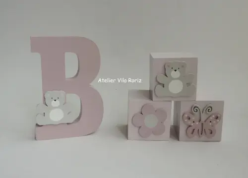 Kit Adornos: Letra Inicial 15 cm e Trio Cubos Jardim D