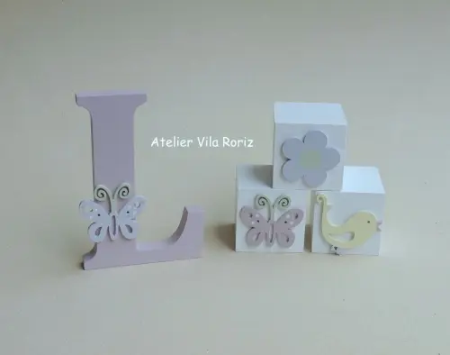 Kit Adornos: Letra Inicial 15 cm e Trio Cubos Jardim D