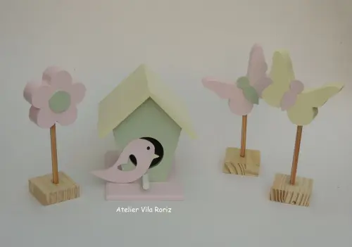 Kit Adornos: Casa passarinho, 2 Borboletas Haste e 1 Flor Haste Pinus