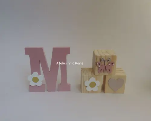 Kit Adornos: Letra Inicial e Trio Cubos Pinus Jardim A