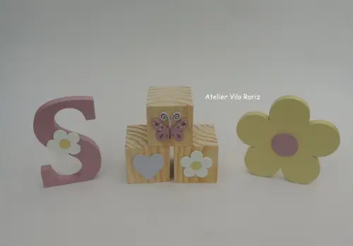 Kit Adornos: Letra Inicial, Flor e Trio Cubos Pinus Jardim