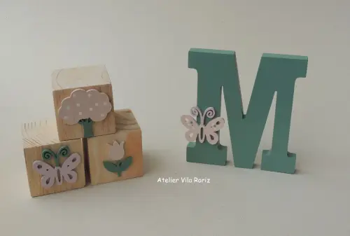 Kit Adornos: Letra Inicial e Trio Cubos Pinus Jardim B