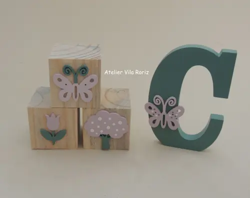 Kit Adornos: Letra Inicial e Trio Cubos Pinus Jardim B