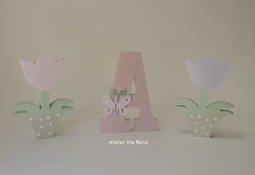 Kit Adornos: Letra Inicial e Trio Cubos Pinus Jardim C