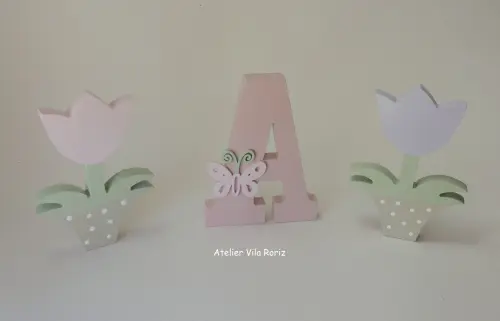 Kit Adornos: Letra Inicial e Trio Cubos Pinus Jardim C