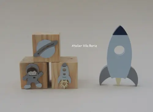 Kit Adornos: Foguete e Trio Cubos Espaço