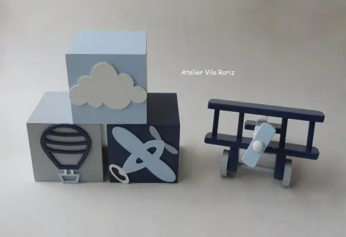 Kit Adornos: Avião 3d e trio Cubos 10x10 cm