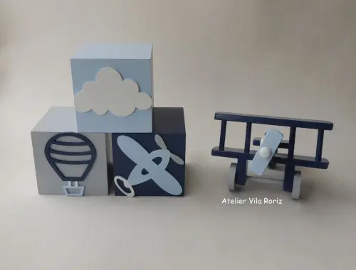 Kit Adornos: Avião 3d e trio Cubos 10x10 cm