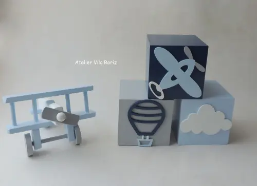 Kit Adornos: Avião 3d e trio Cubos 10x10 cm