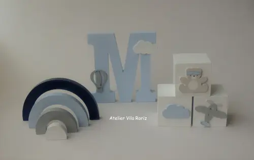Kit Adornos: Arco-Íris, Letra Inicial 18 cm Marinho e Trio Cubos