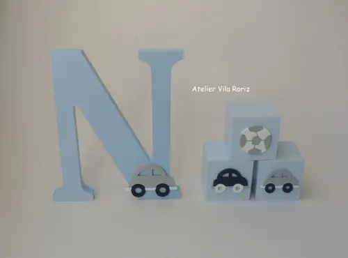 Kit Adornos: Letra Inicial 20 cm e Trio Cubos Carrinhos