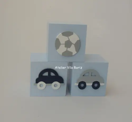 Kit Adornos: Letra Inicial 20 cm e Trio Cubos Carrinhos