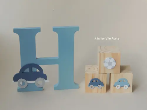 Kit Adornos: Letra Inicial 18 cm e Trio Cubos Carrinhos A