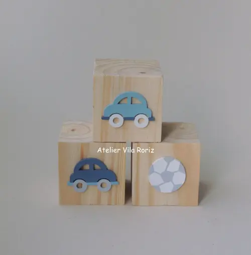 Kit Adornos: Letra Inicial 18 cm e Trio Cubos Carrinhos A