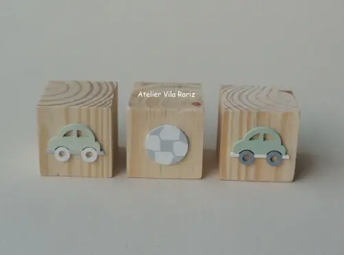 Adorno Trio Cubos Pinus Carrinhos e Bola