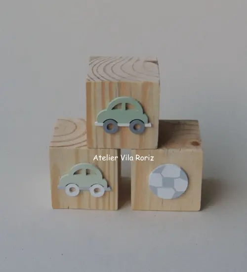 Adorno Trio Cubos Pinus Carrinhos e Bola