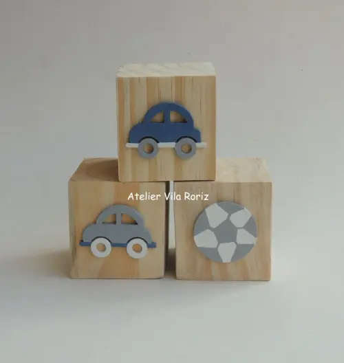 Adorno Trio Cubos Pinus Carrinhos e Bola