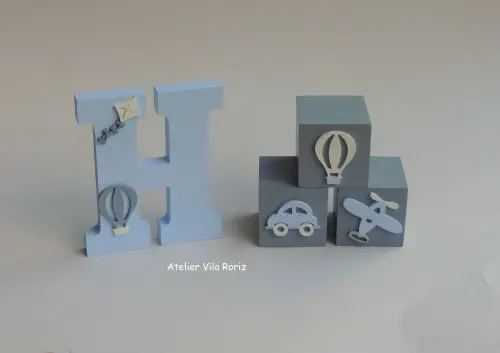 Kit Adornos: Letra Inicial 15 cm e Trio Cubos Pintados Transportes