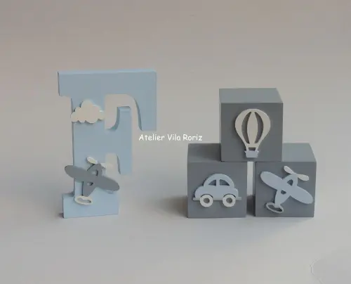 Kit Adornos: Letra Inicial 15 cm e Trio Cubos Pintados Transporte