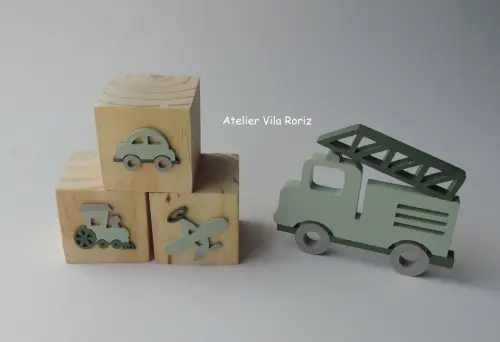 Kit Adornos: Caminhão Bombeiro e Trio Cubos Pinus