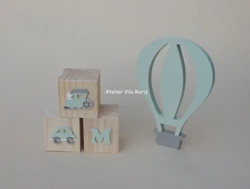 Kit Adornos: Balão e Trio Cubos Pinus.