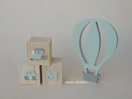 Kit Adornos: Balão e Trio Cubos Pinus.