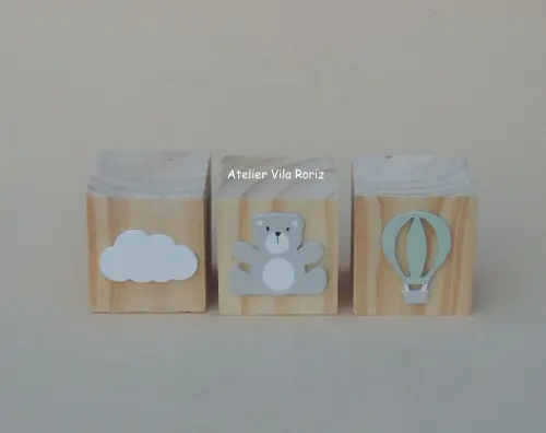 Kit Adornos: Letra Inicial 15 cm e Trio Cubos Urso Aviador
