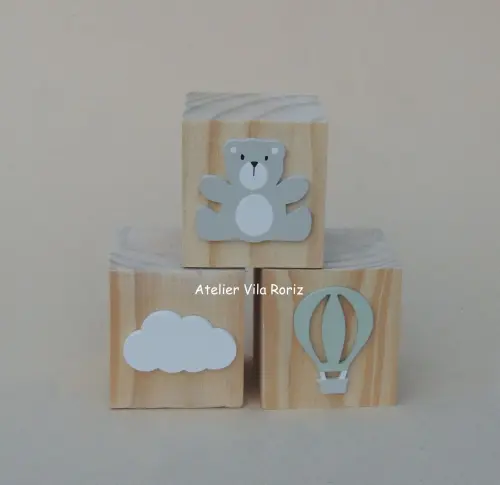 Kit Adornos: Letra Inicial 15 cm e Trio Cubos Urso Aviador