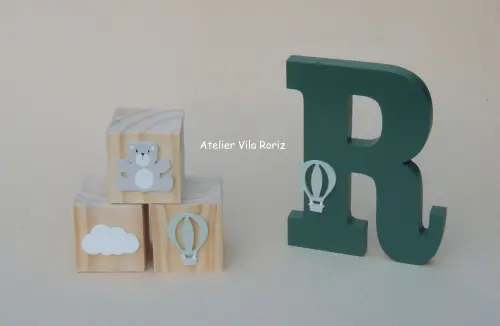 Kit Adornos: Letra Inicial 15 cm e Trio Cubos Urso Aviador