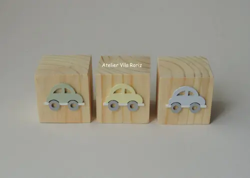 Adorno Trio Cubos Pinus Carrinhos