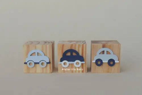 Adorno Trio Cubos Pinus Carrinhos