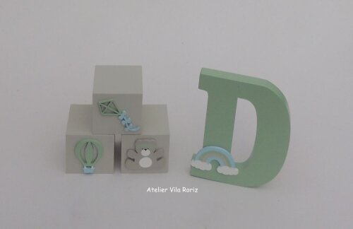 Kit Adornos: Letra Inicial 15 cm Arco-ìris e Trio Cubos