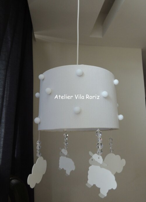Lustre Branco com Pingentes de Ovelhas e Nuvens