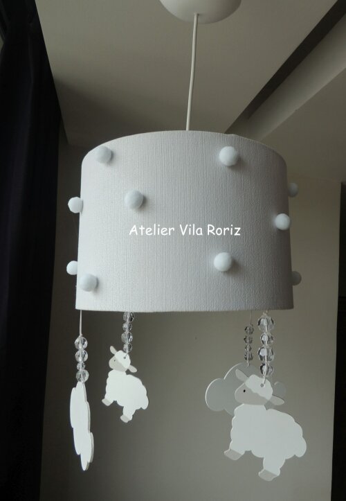 Lustre Branco com Pingentes de Ovelhas e Nuvens