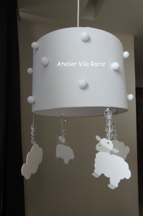 Lustre Branco com Pingentes de Ovelhas e Nuvens