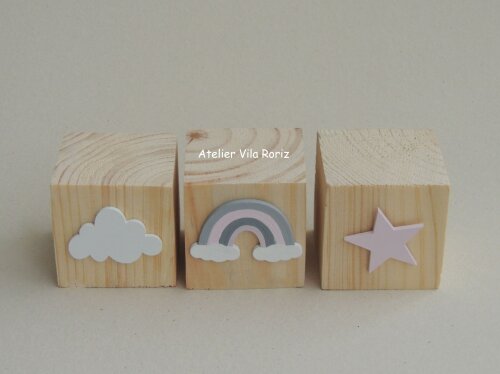 Adorno Trio Cubos Pinus Arco-Íris, Nuvem e Estrela