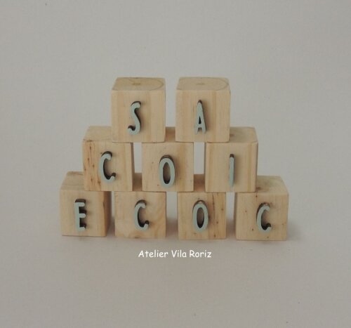 Adorno Cubos Pinus Letras (Valor Unitário)