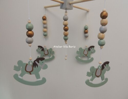 Móbile Madeira Cavalos de Balanço Verde