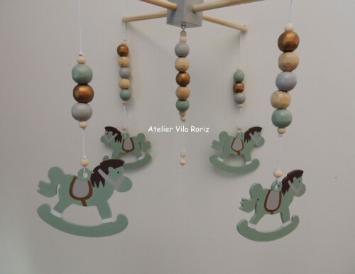 Móbile Madeira Cavalos de Balanço Verde