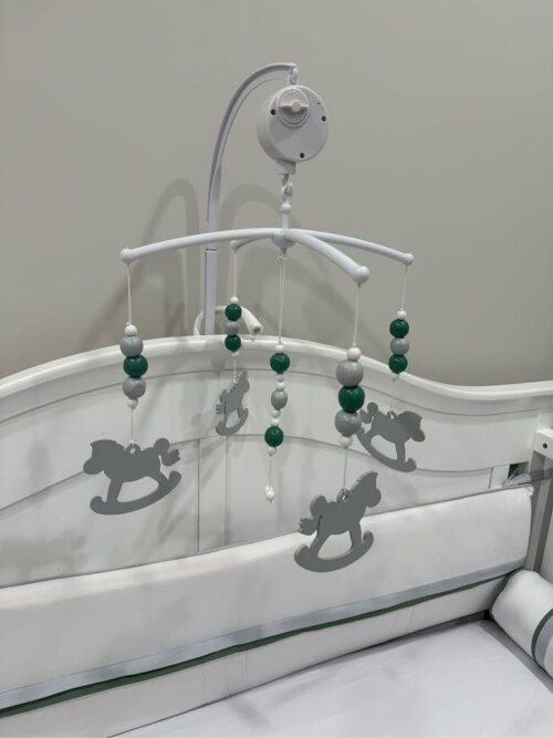 Móbile Giratório Musical Cavalo de Balanço Cinza e Verde