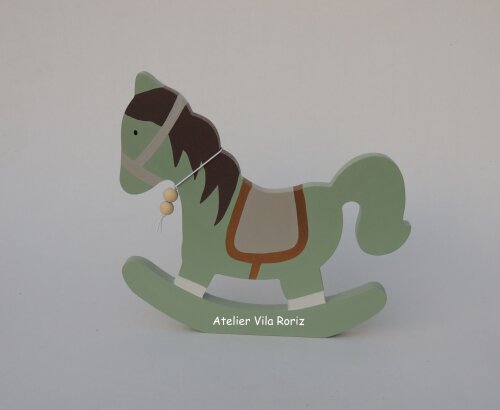 Kit 03 Adornos: Cavalo Balanço, Trio Cubos e Letra.