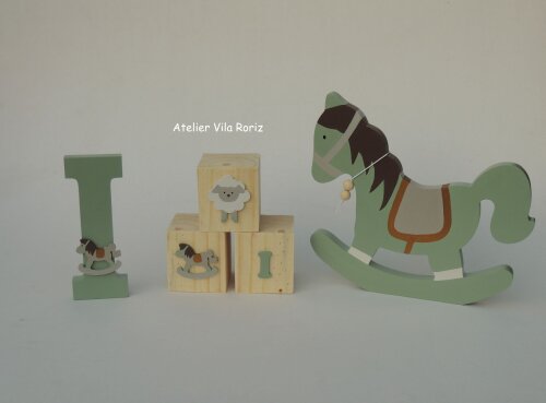 Kit 03 Adornos: Cavalo Balanço, Trio Cubos e Letra.