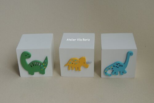 Kit Adornos: Letra Inicial 15 cm e Trio Cubos Pintados Dinossauro